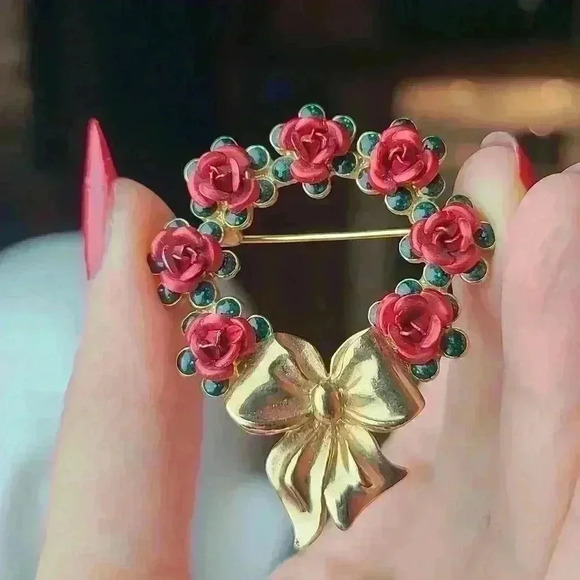 Avon NR red rose Wreath flowers brooch Christmas style Gold-toned red green - Picture 4 of 16